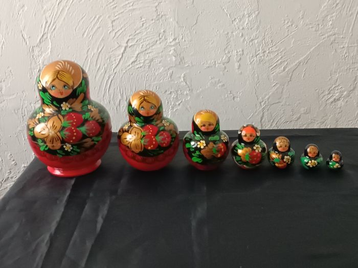 Poupées russes bois peint