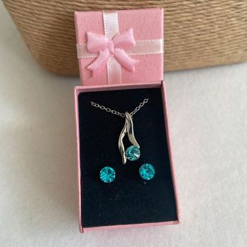 🚨 idée cadeau 🚨 parure de bijoux neuve avec écrin