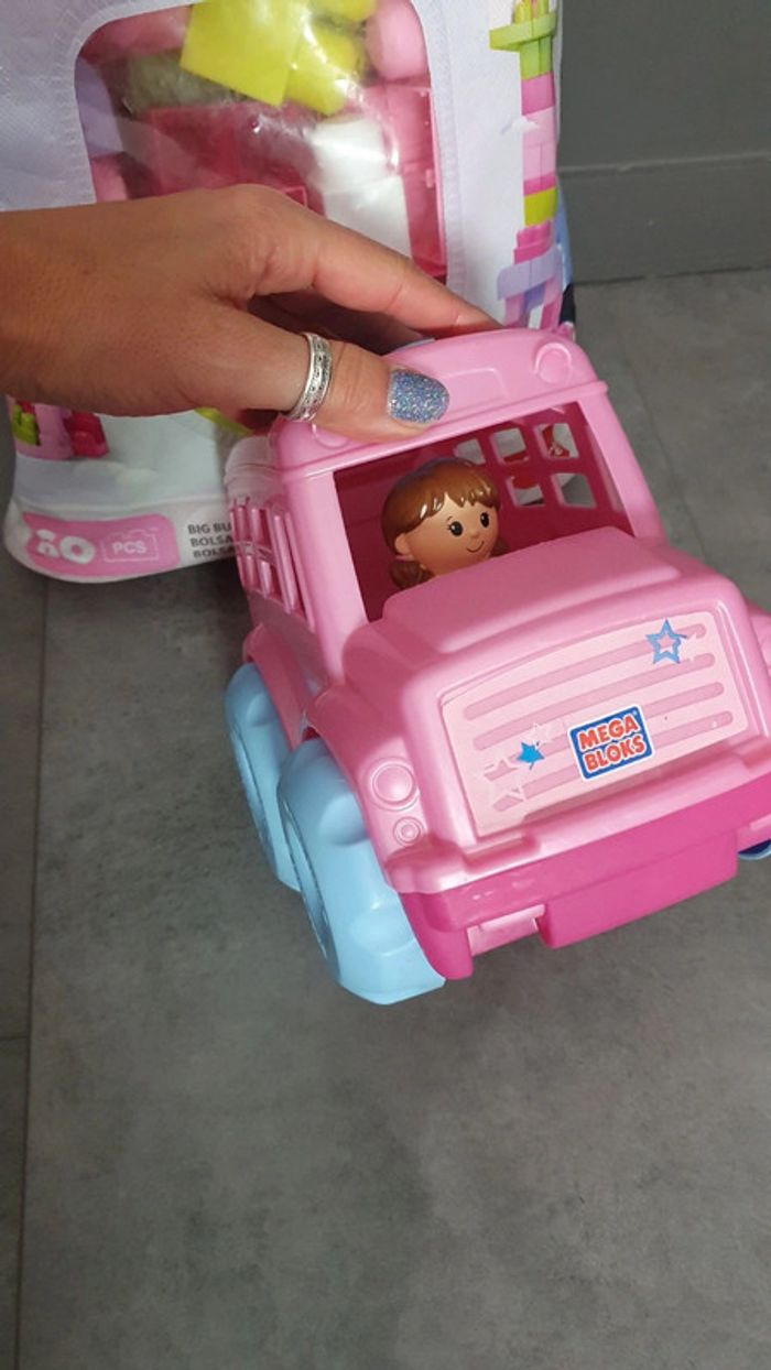 Deux sacs de mega bloks + train + camion et personnage - photo numéro 4