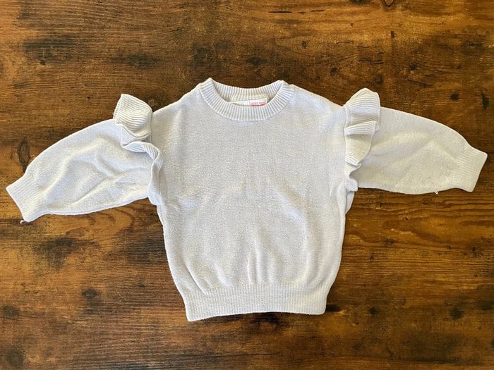 Pull bleu à froufrous