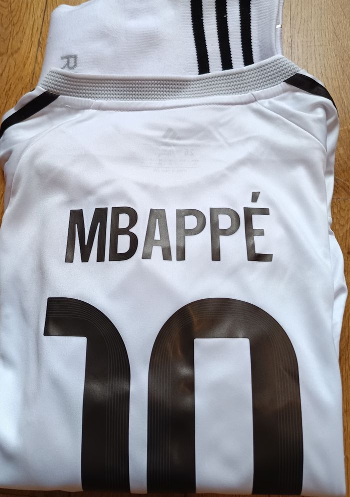 Tenue de football taille 10 ans Real de Madrid 2026 - photo numéro 5