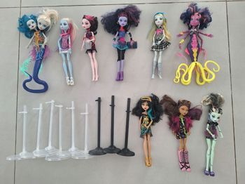 Lot 9 poupées monster high et supports