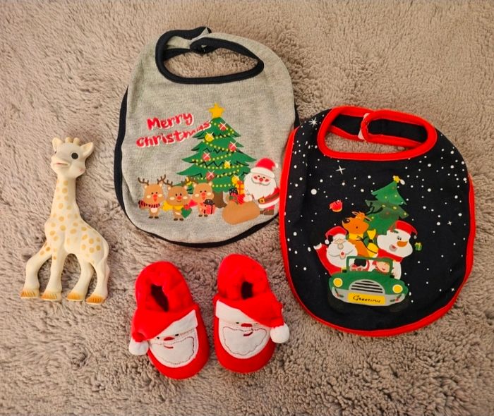 Lot de 2 bavoirs + chaussons 9 mois neuf