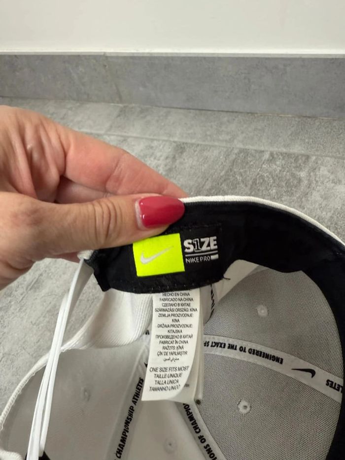 Casquette Nike blanche et noir logo brodé en super état - photo numéro 7