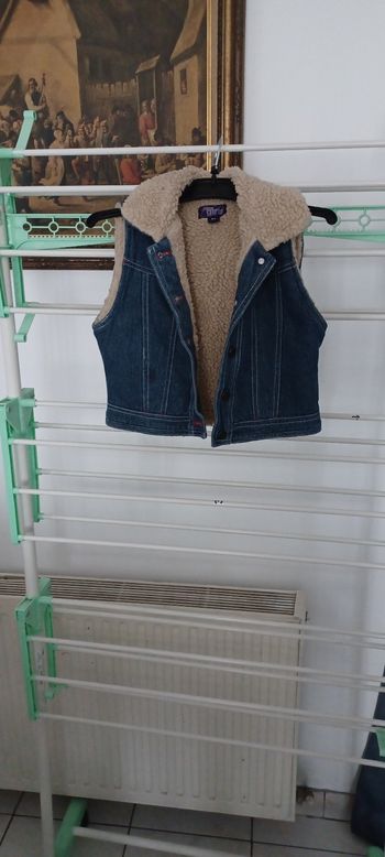 Très jolie veste jeans sans manches fille T 8 ans