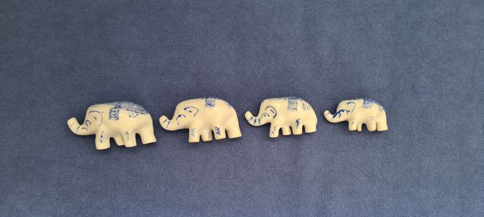 4 éléphants porcelaine bleus et blancs - photo numéro 3