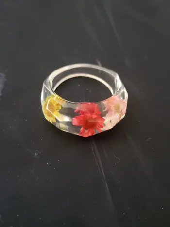 Bague en résine avec fleurs séchées Marguerite rouge Taille 57 18.1 mm
