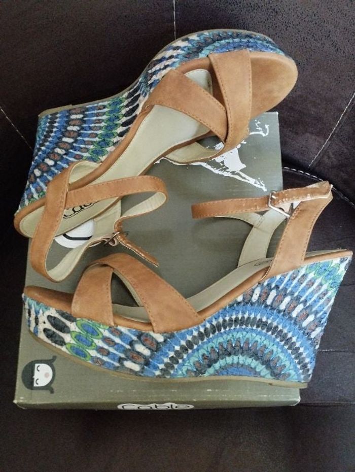 Sandales semelles plateformes compensées motif paon