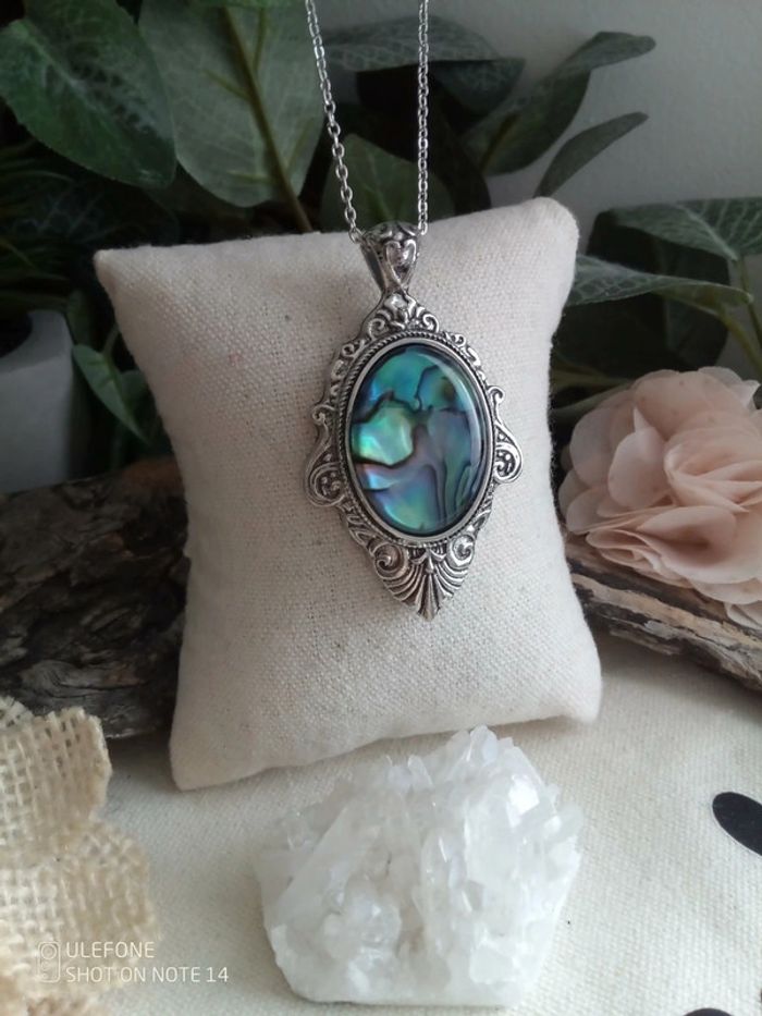 Collier argenté en coquilles d'ormeaux
