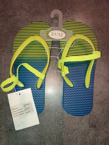 tongs bleues et vertes
