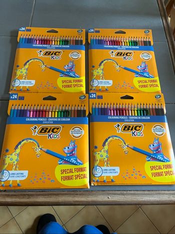 Lot neuf de 4 paquets de 24 crayons de couleur bic kid