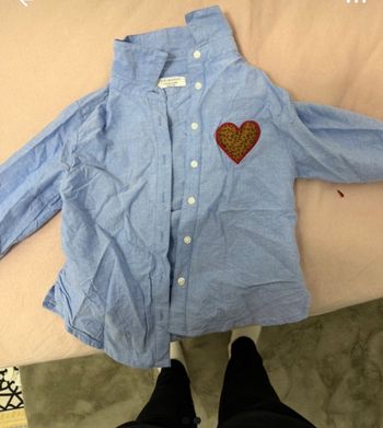 Chemise bleue avec cœur 