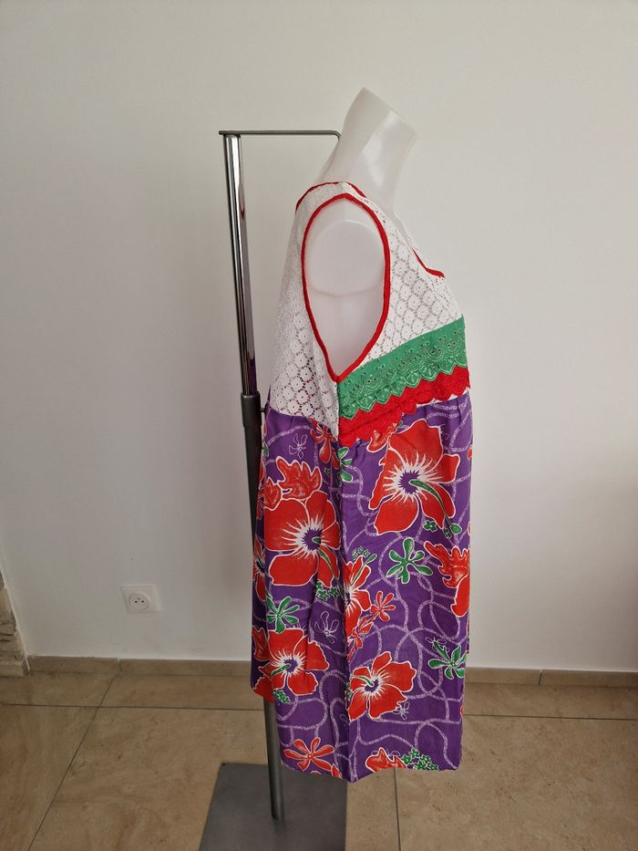 Robe polynésienne violette à fleurs rouge à détail dentelle - photo numéro 5