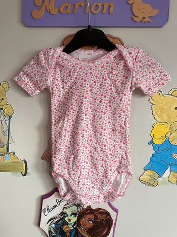 Bodie à manches courtes à fleurs, taille 3 mois, marque Absorba.