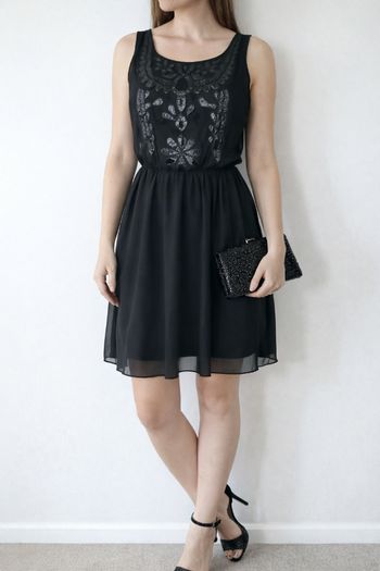 BERSHKA Robe noir avec broderie en relief taille M