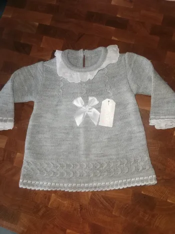 Pull gris en maille bébé.