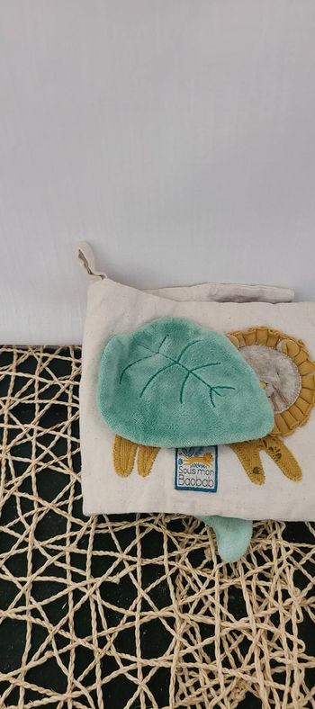 Moulin Roty Livre tissu d'activités Sous Mon Baobab