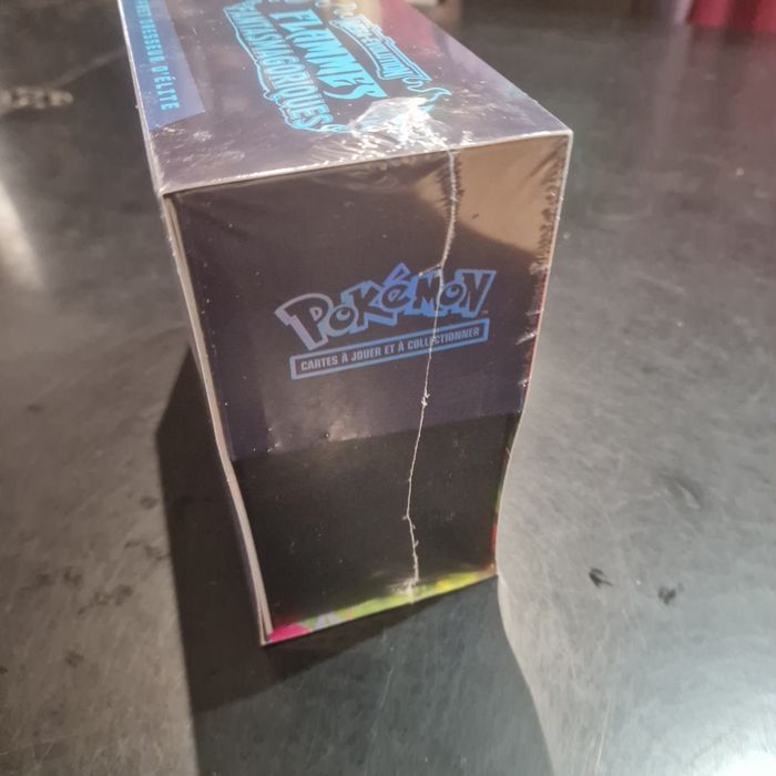 ETB Pokémon Flammes Fantasmagoriques — Neuf scellé, petits accrocs dans le plastique - photo numéro 6