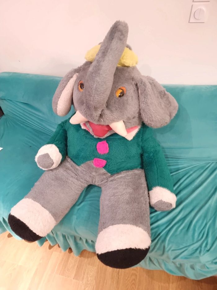 Énorme peluche Babar plus d'un mètre