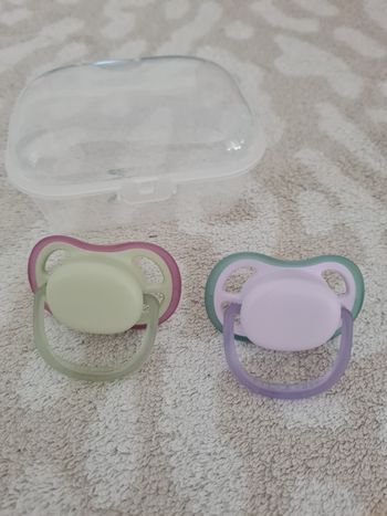 2 sucettes neuves