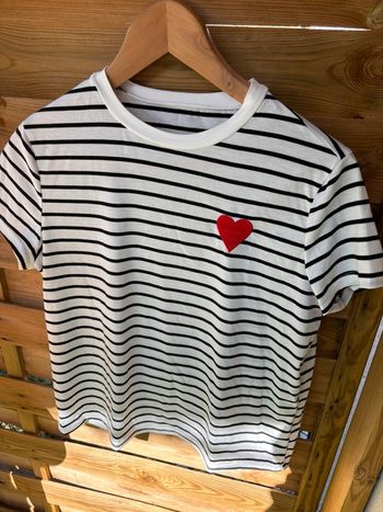 T-shirt à rayures et cœur