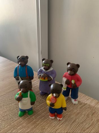 5 figurines petit ours brun à la maison