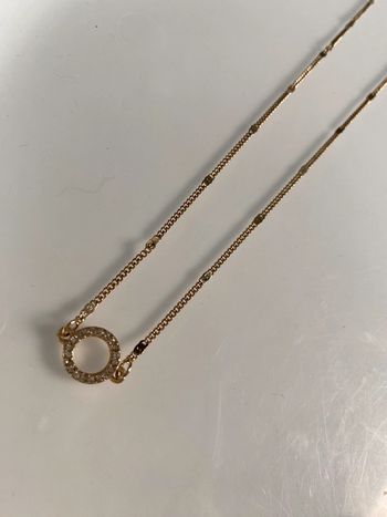 Collier métal doré chaîne à détail et cercle à brillants