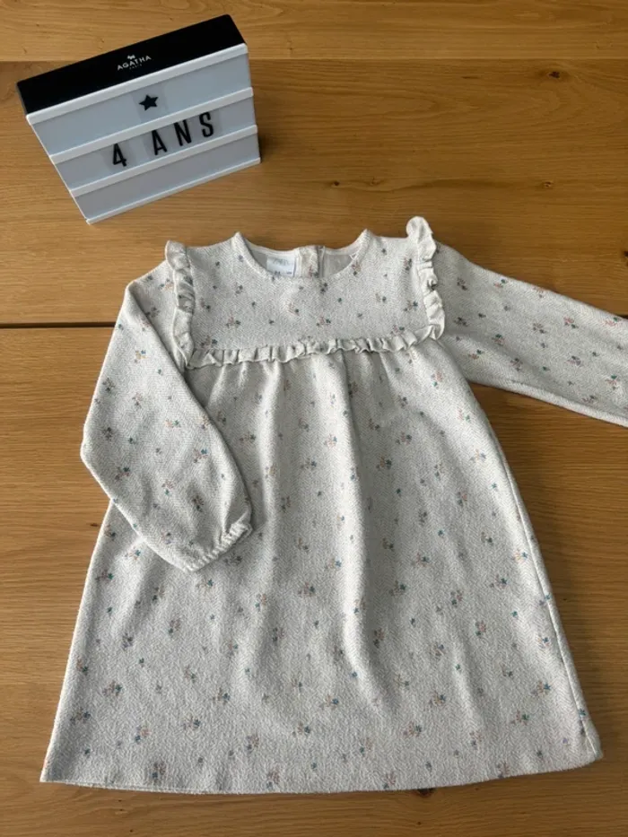 Robe beige douce avec fleurs et froufrous - Taille 4 Ans