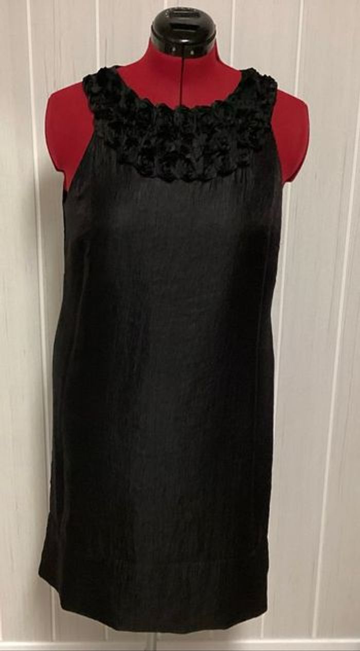 Robe  aspect satin , rose en application autour du décolleté  44