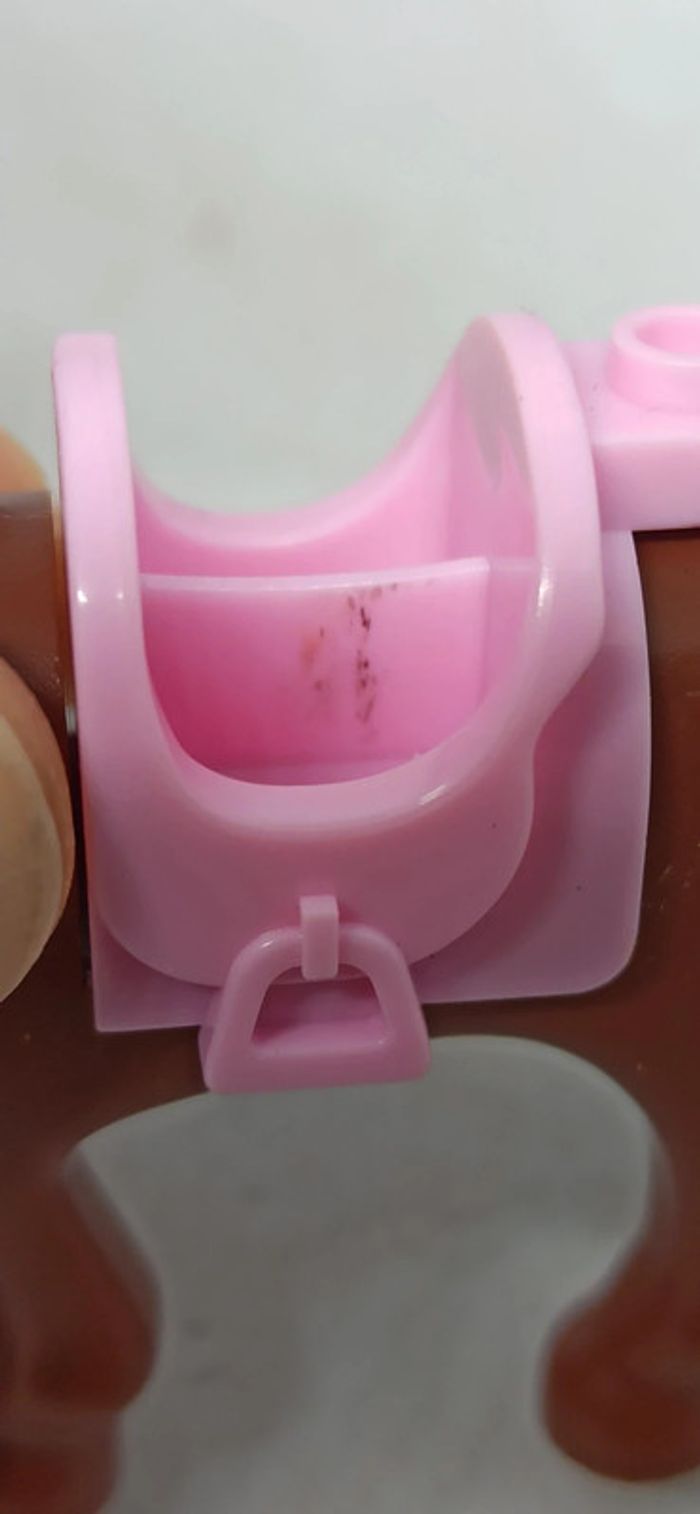 Femme cavalière avec cheval marron foncé et selle rose lego - photo numéro 9