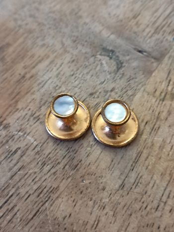 2 boutons de col dorés et nacrés