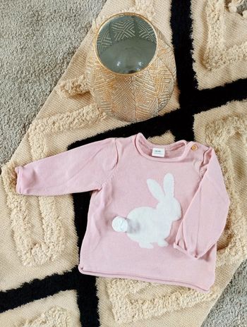 Pull rose motif lapin