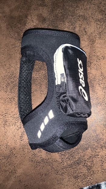 Porte gourde Asics noir et argenté avec pochette