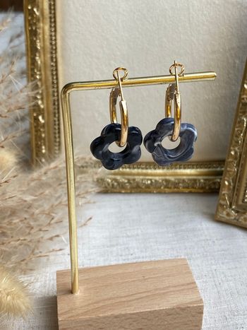 Boucles d’oreilles créoles fleur noire 