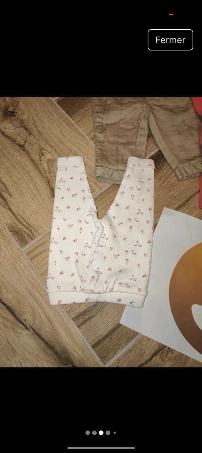 Lot 2 leggings rose et blanc à fleurs 
et 1 pantalon habillé pincé beige 
Taille 3 mois 59 cm
Marque Gémo tape à l'oeil et tex - photo numéro 3
