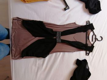 Robe marron et noir