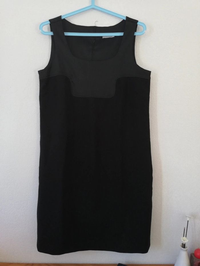 Robe noire droite t. 40 Jacqueline Riu. Bi matière
