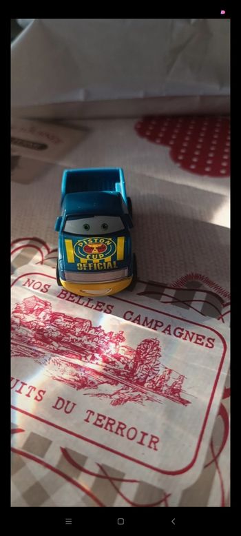 Voiture bleu et jaune