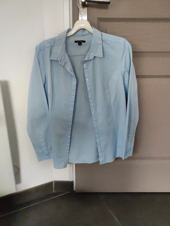 Chemise à rayures bleues.