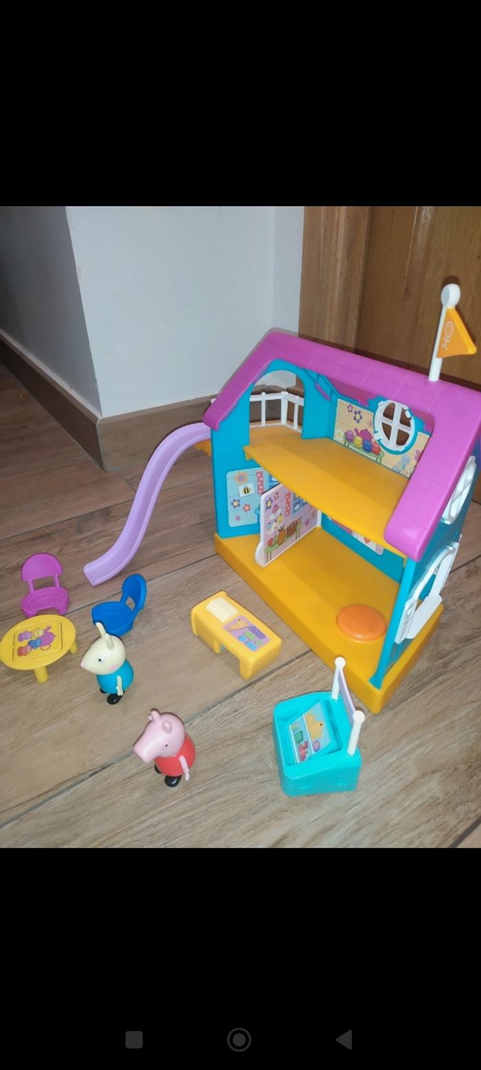 Peppa Pig et sa maison d'amis réservée aux enfants - photo numéro 2
