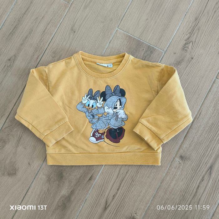 Pull Disney jaune moutarde