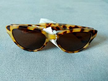 Lunettes de soleil femme – effet écaille - 4 exemplaires