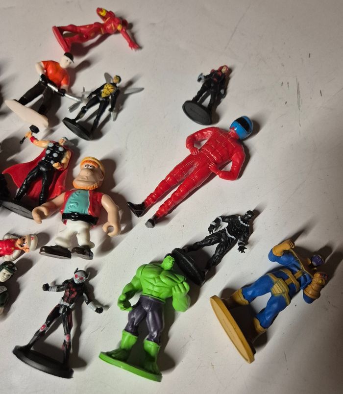 Lot 15 figurines divers personnages marvel de comics Mario etc - photo numéro 3