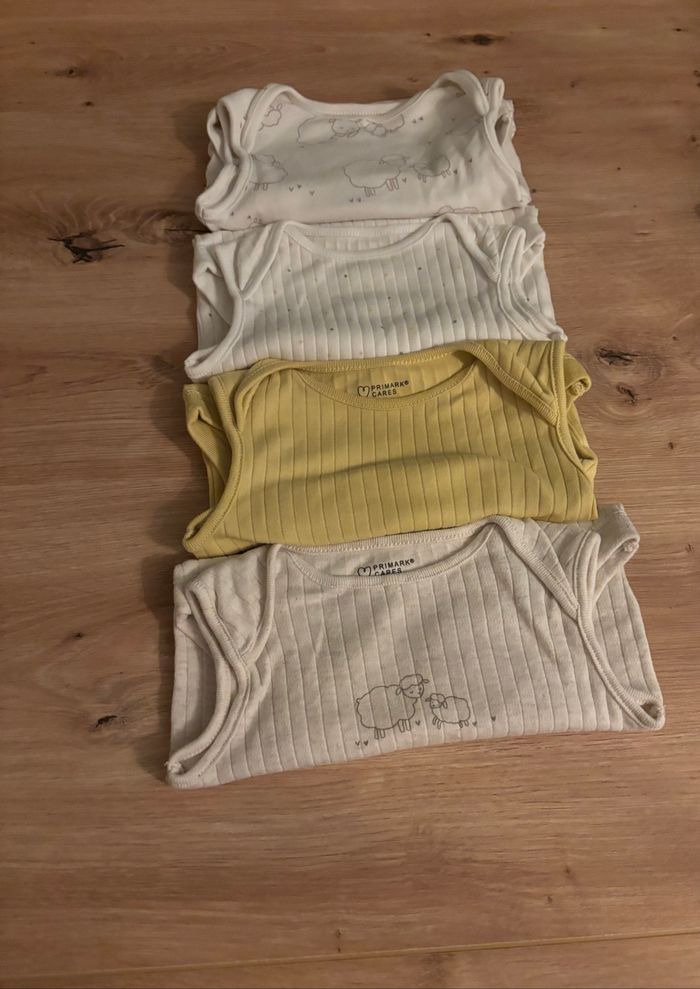Lots de quatre bodies taille 6/9mois Primark