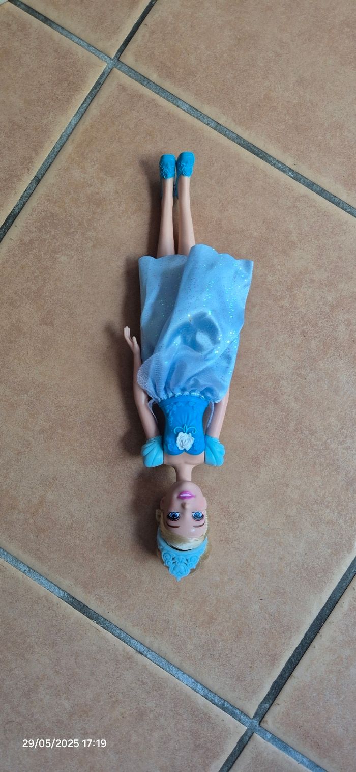 Lot de 2 barbies - photo numéro 2