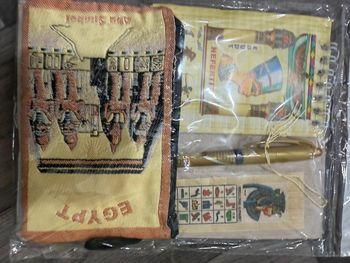 Note book avec stylo et petit trousse de et petit papyrus