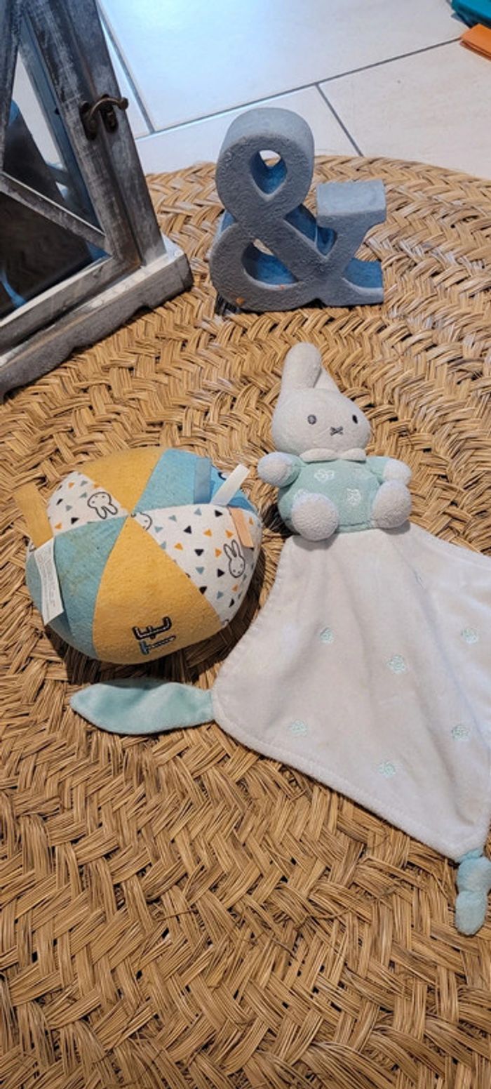 Joli doudou lapin et sa petite balle - photo numéro 2