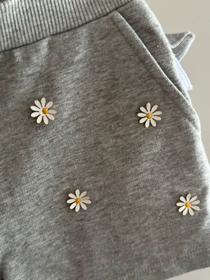 Short fronce avec fleurs neuf - photo numéro 3