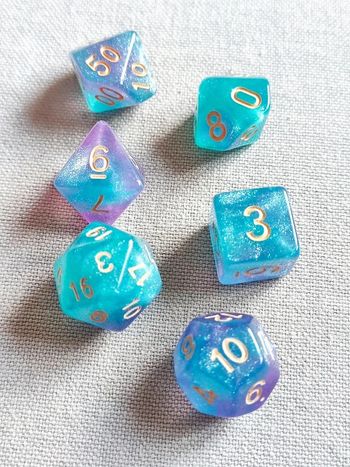 Lot de 7 dés polyédriques bleu ciel étoilés originaux pour activités