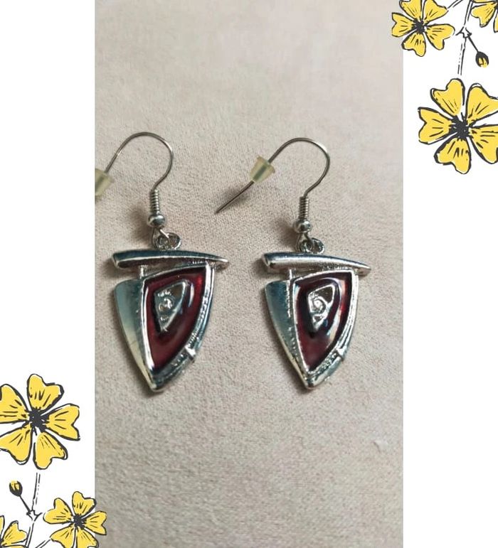 Boucles d’oreilles fantaisie – Triangles rouge & argenté en métal rigide